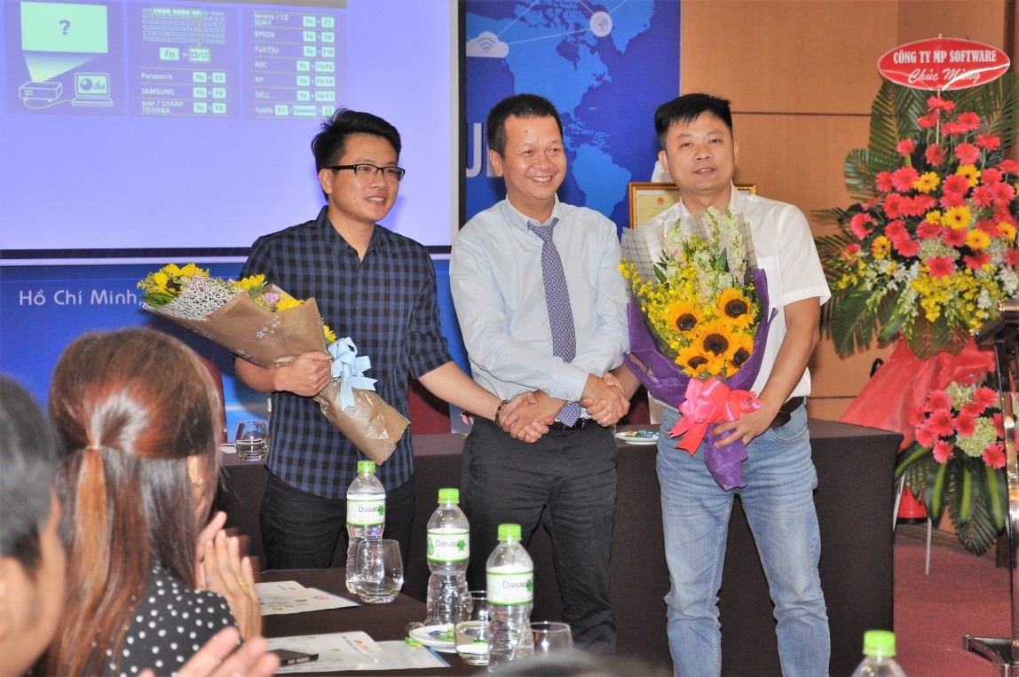 Ông Nguyễn Việt Trung – TGĐ Công ty Minh Phúc tặng hoa chúc mừng nhóm phát triển giải pháp quản lý Contact Center.